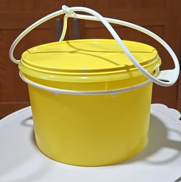 Tupperware Pail - Picture 1 of 1